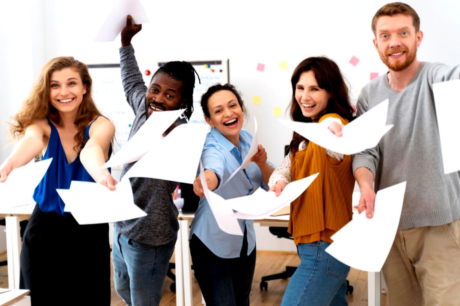 Oryzanovae educator reviewing participant progress during personalized financial planning session